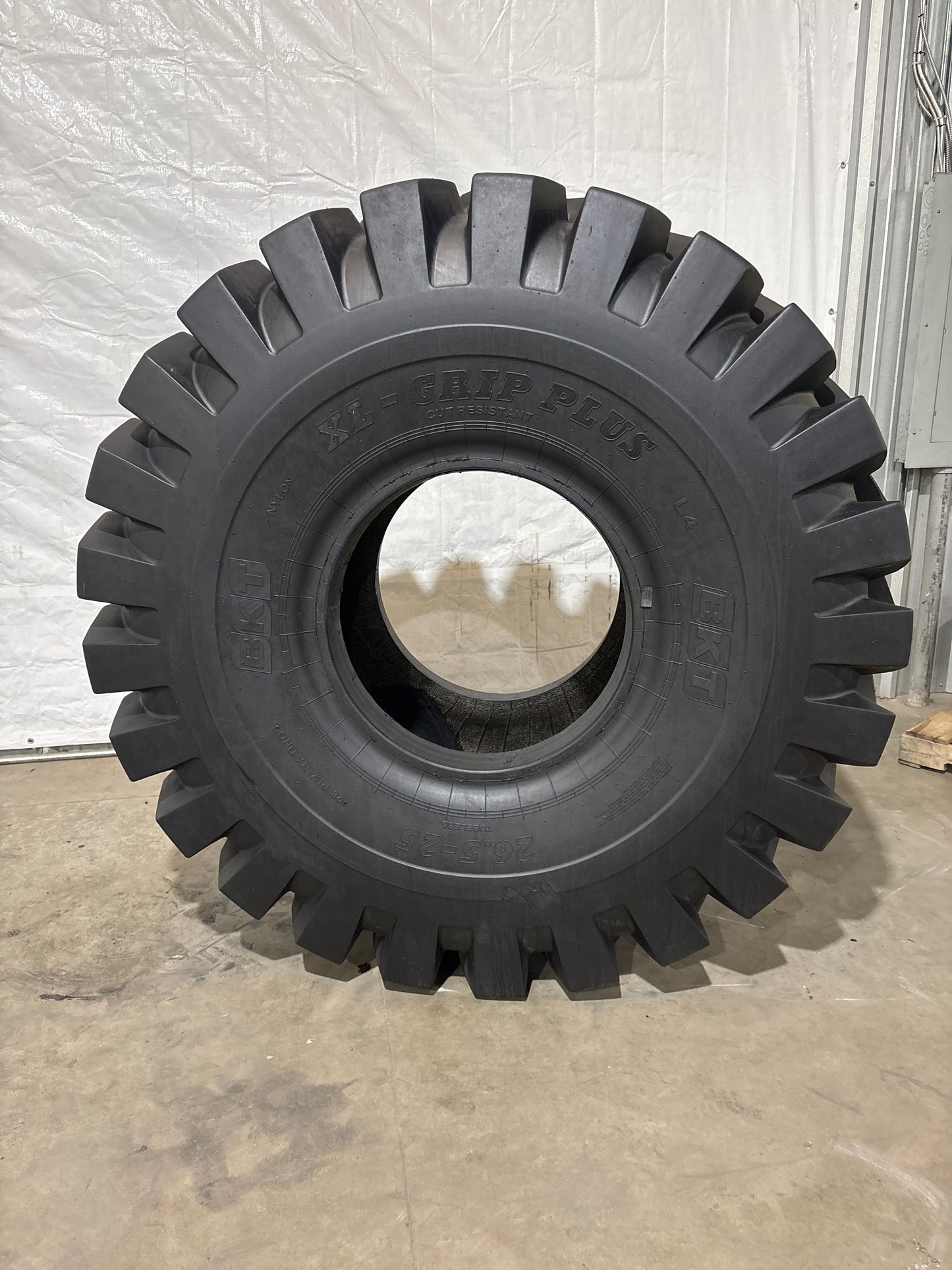 26.5-25 BKT XL-GRIP PLUS #5724