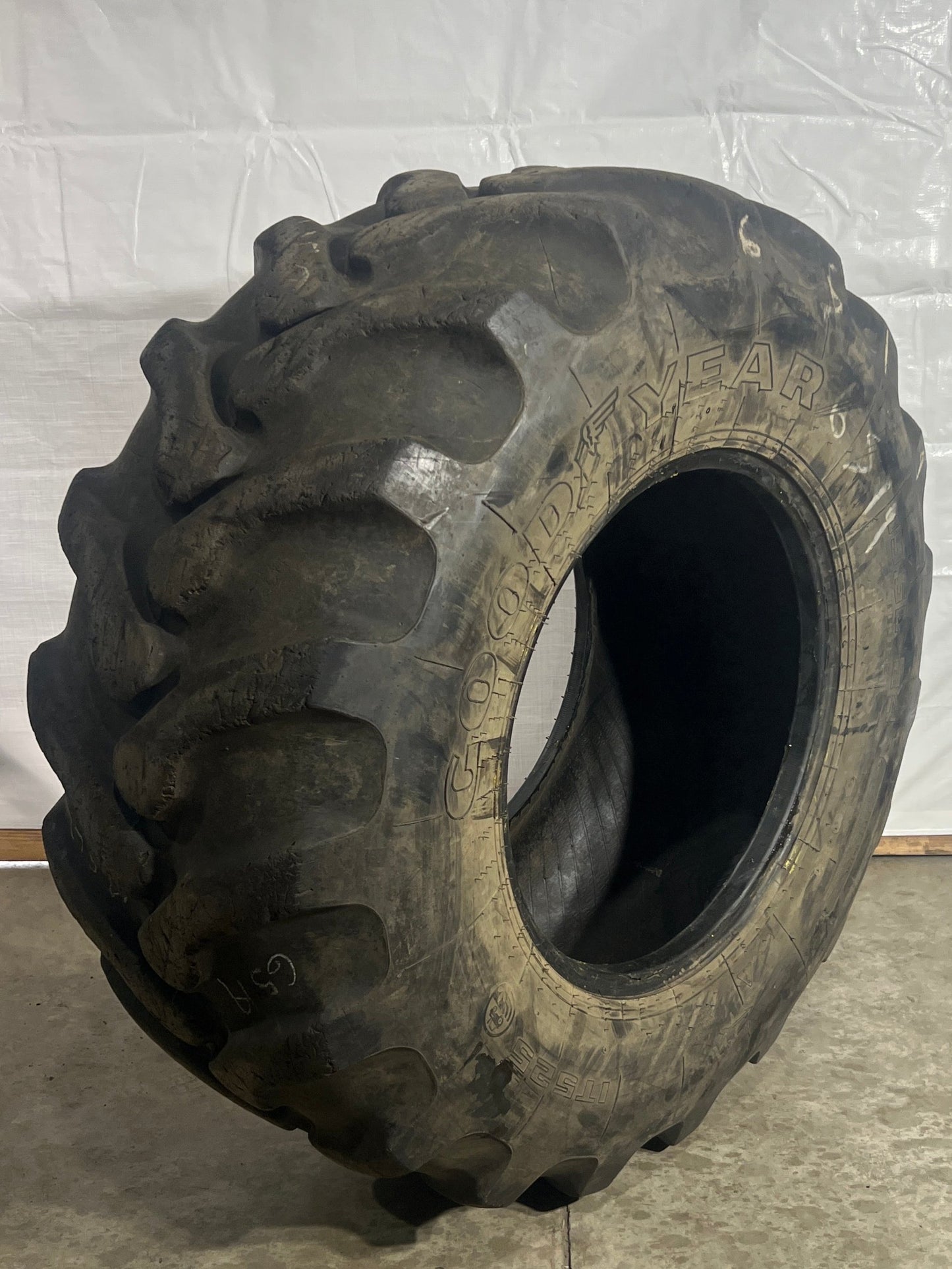 19.5L-24 GOODYEAR IT 525  10 PLY