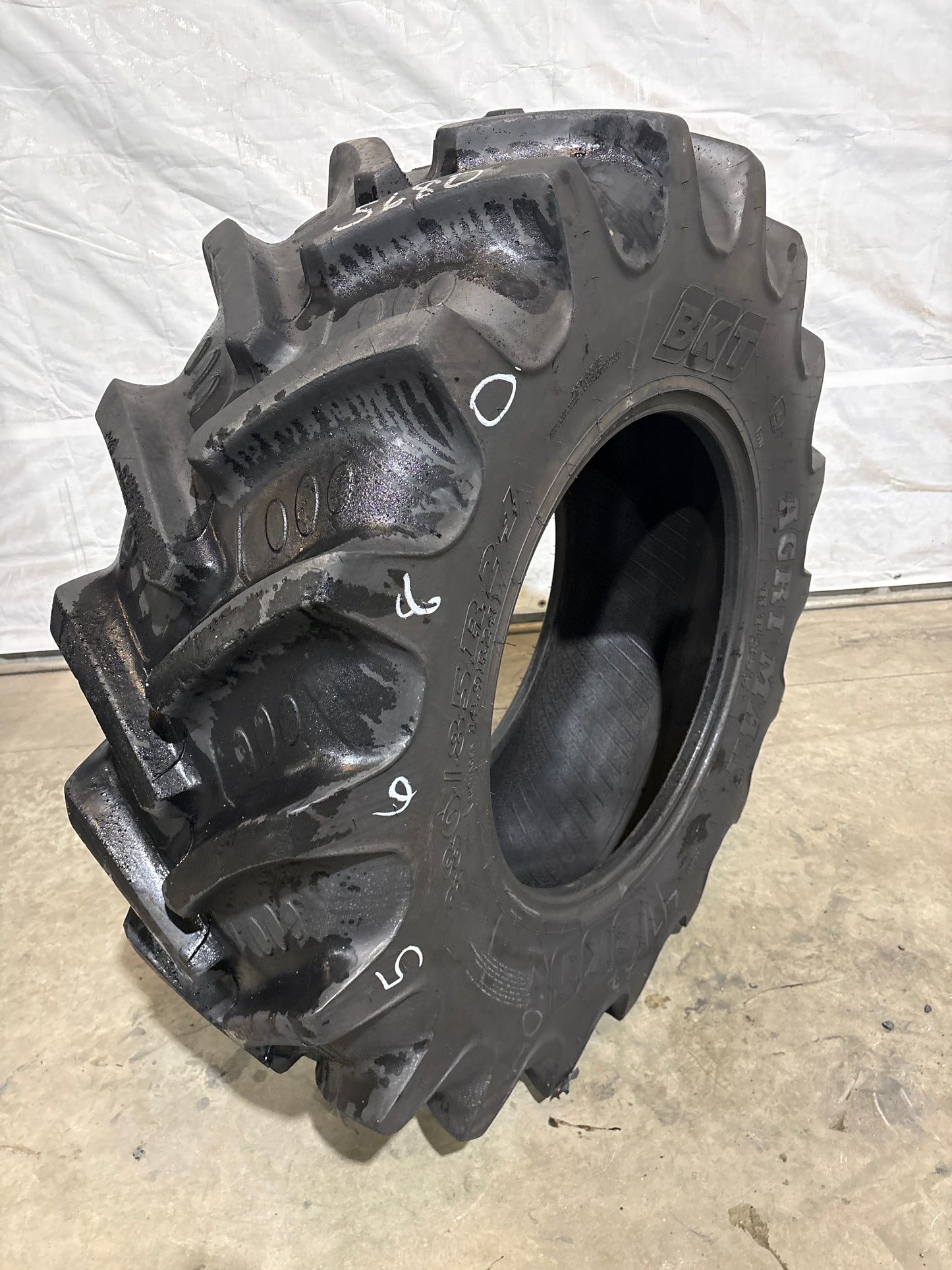 380/85R24 (14.9R24) BKT AGRIMAX RT855 #5680