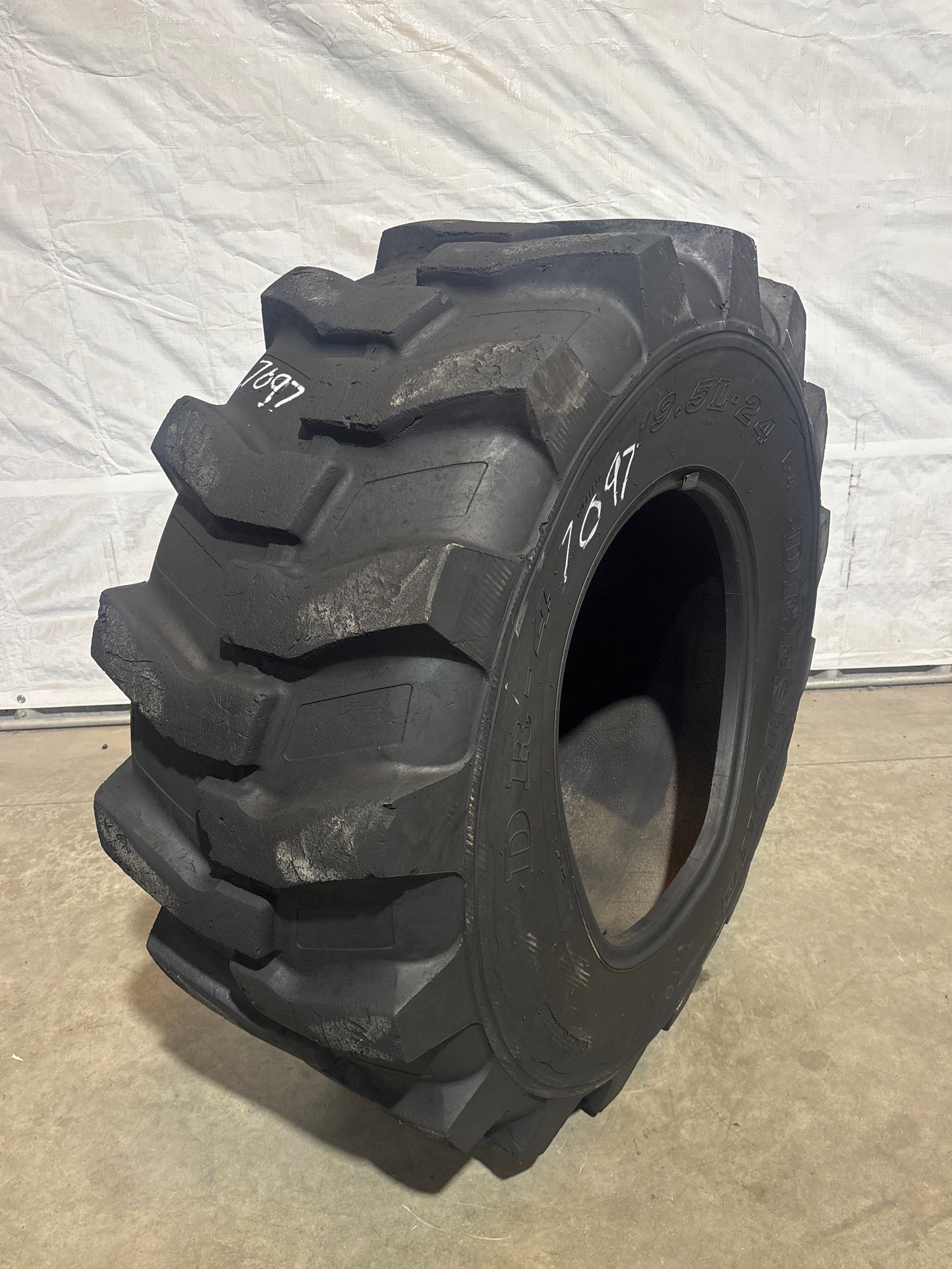 19.5L-24 DEESTONE #7097