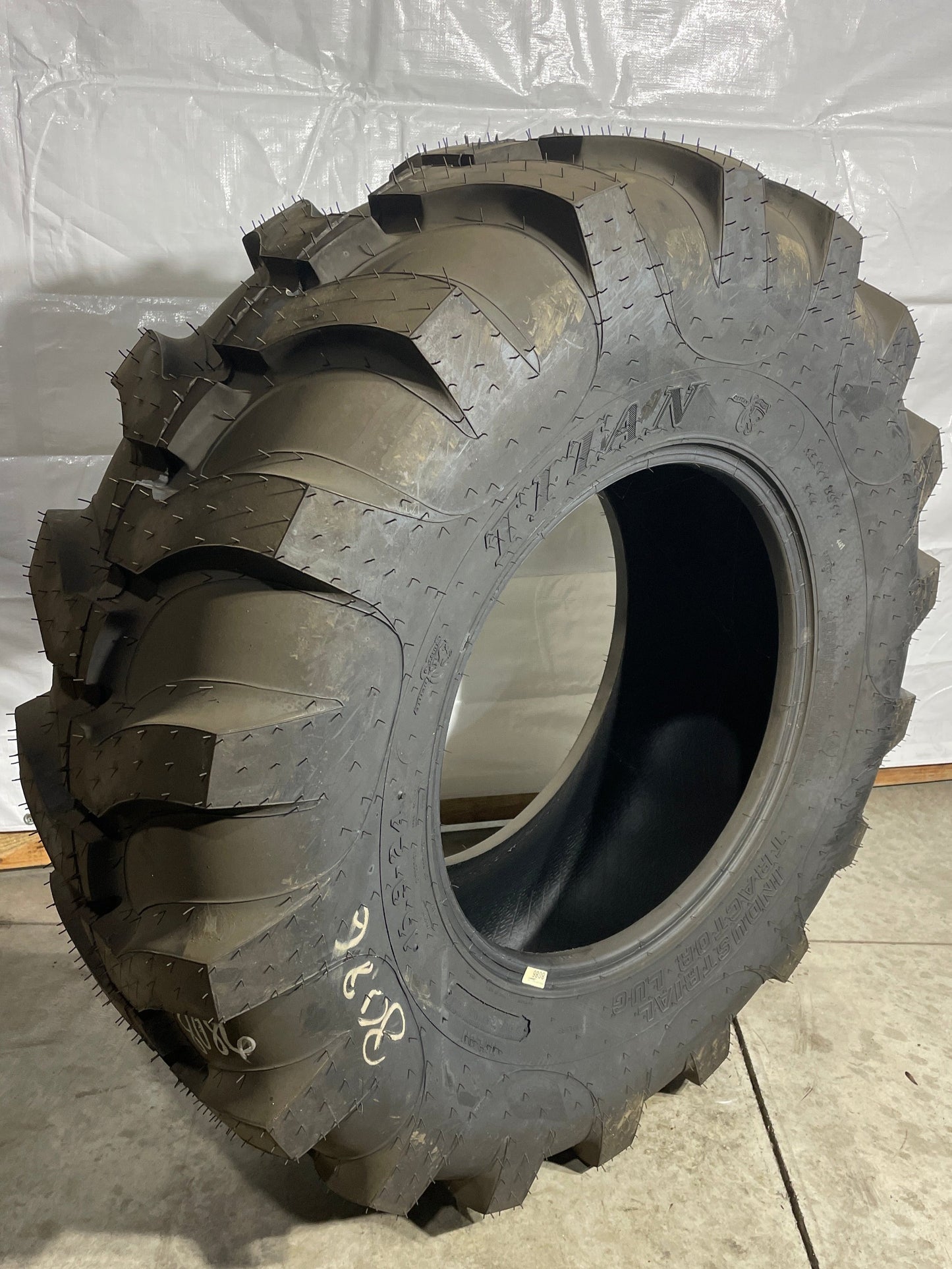 16.9-24 TITAN IND TRACTOR LUG 8 PLY (16.9R24, 420/85R24)