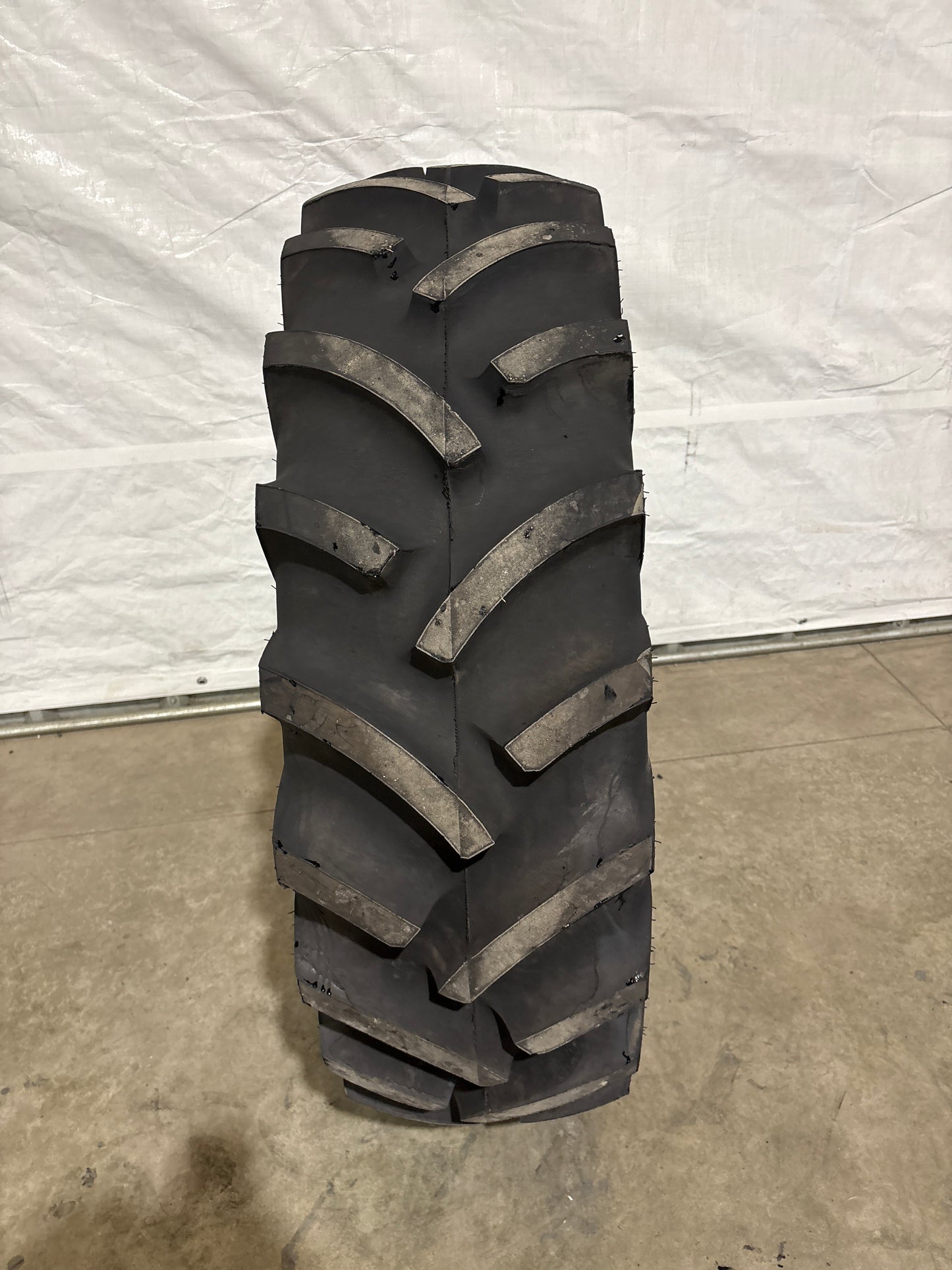 13.6R24 TITAN HI-TRACTION LUG RADIAL TRACTOR TIRE #5753