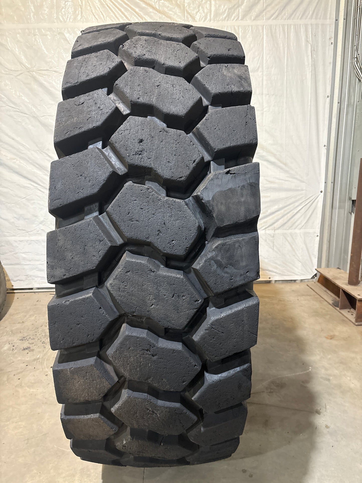 24.00R35 TRIANGLE TB 526 #7040