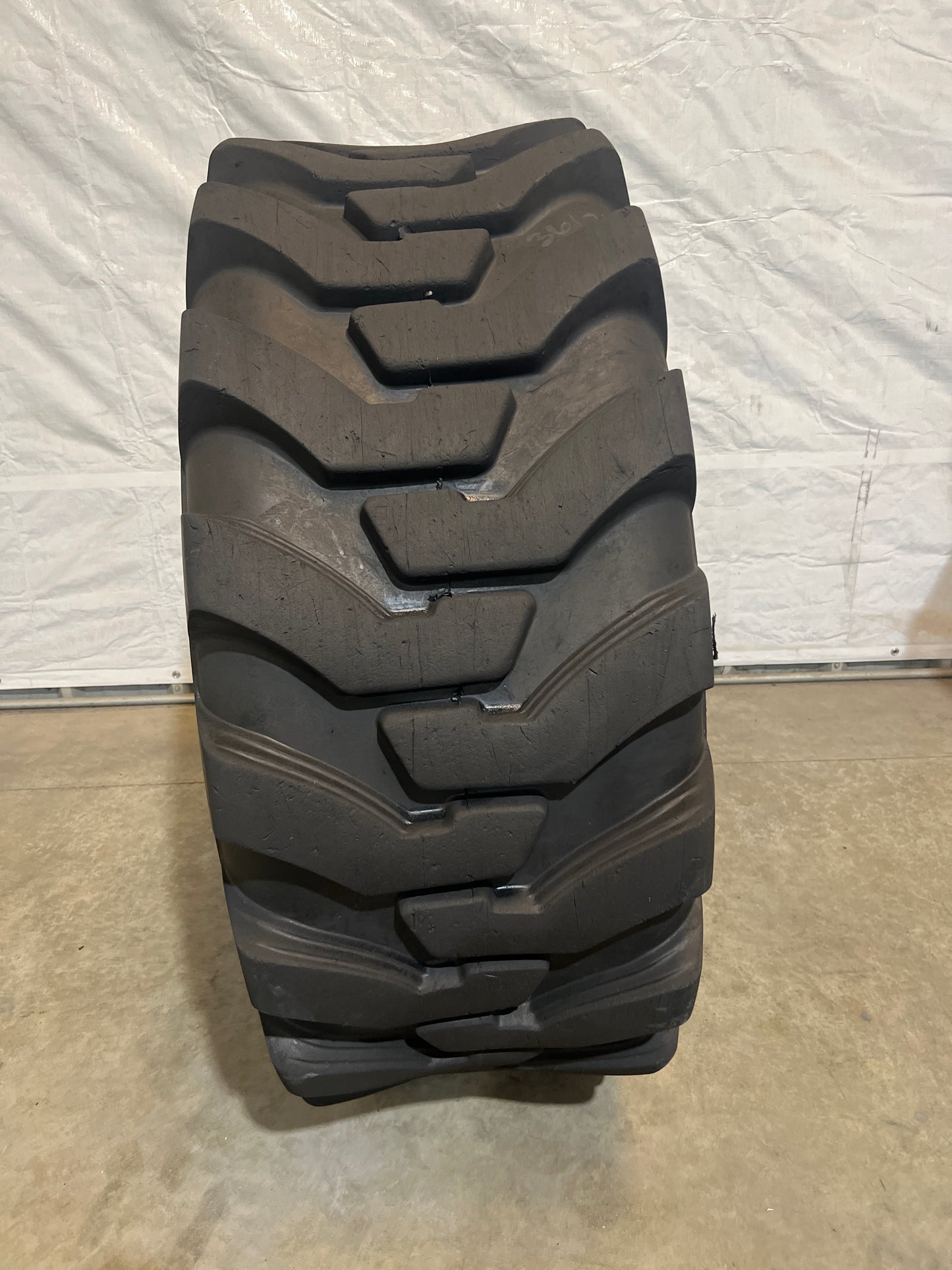 20.5-25 CAMSO LOAD MASTER #5495