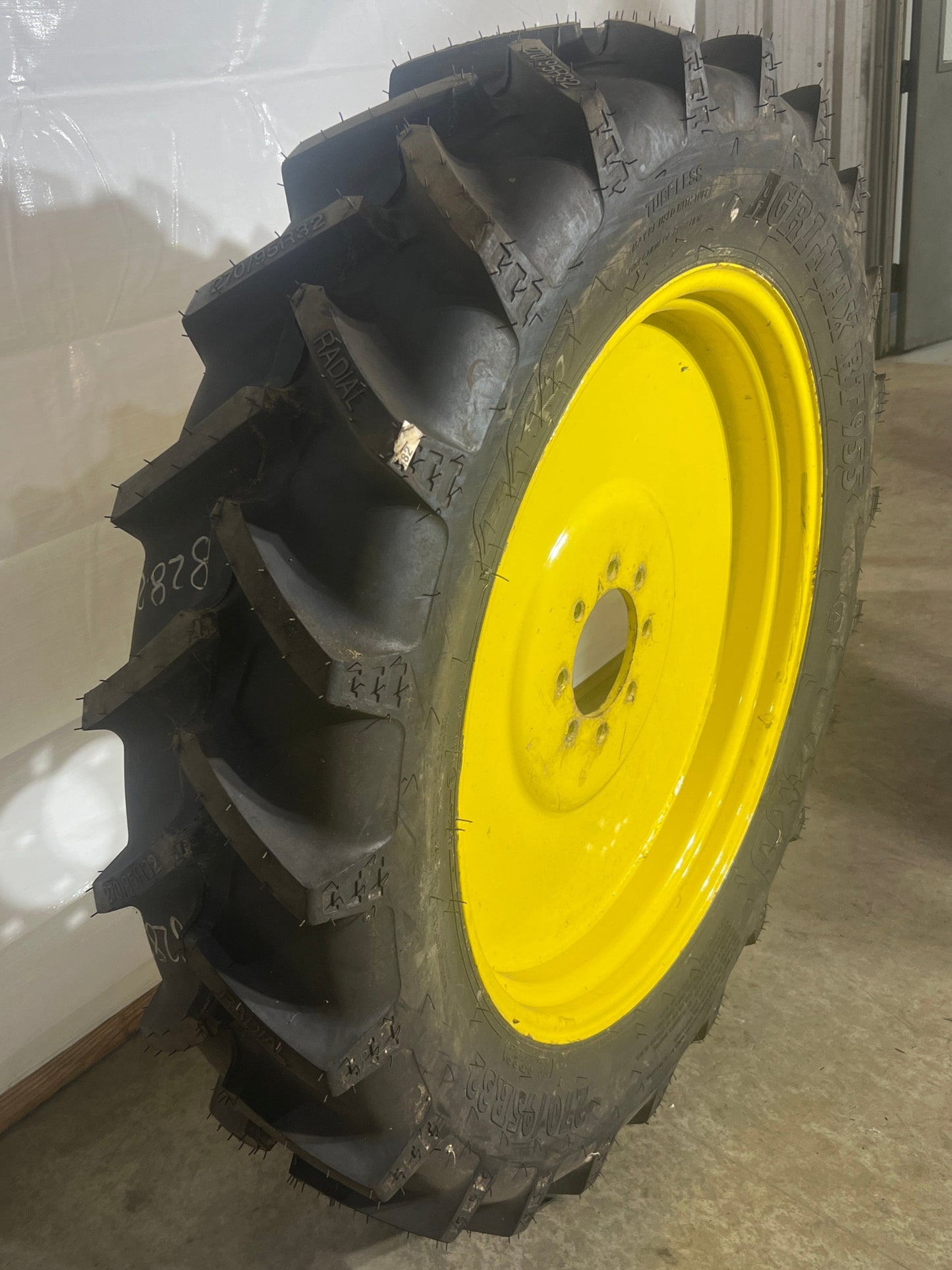 270/95R32 BKT AGRIMAX RT 955