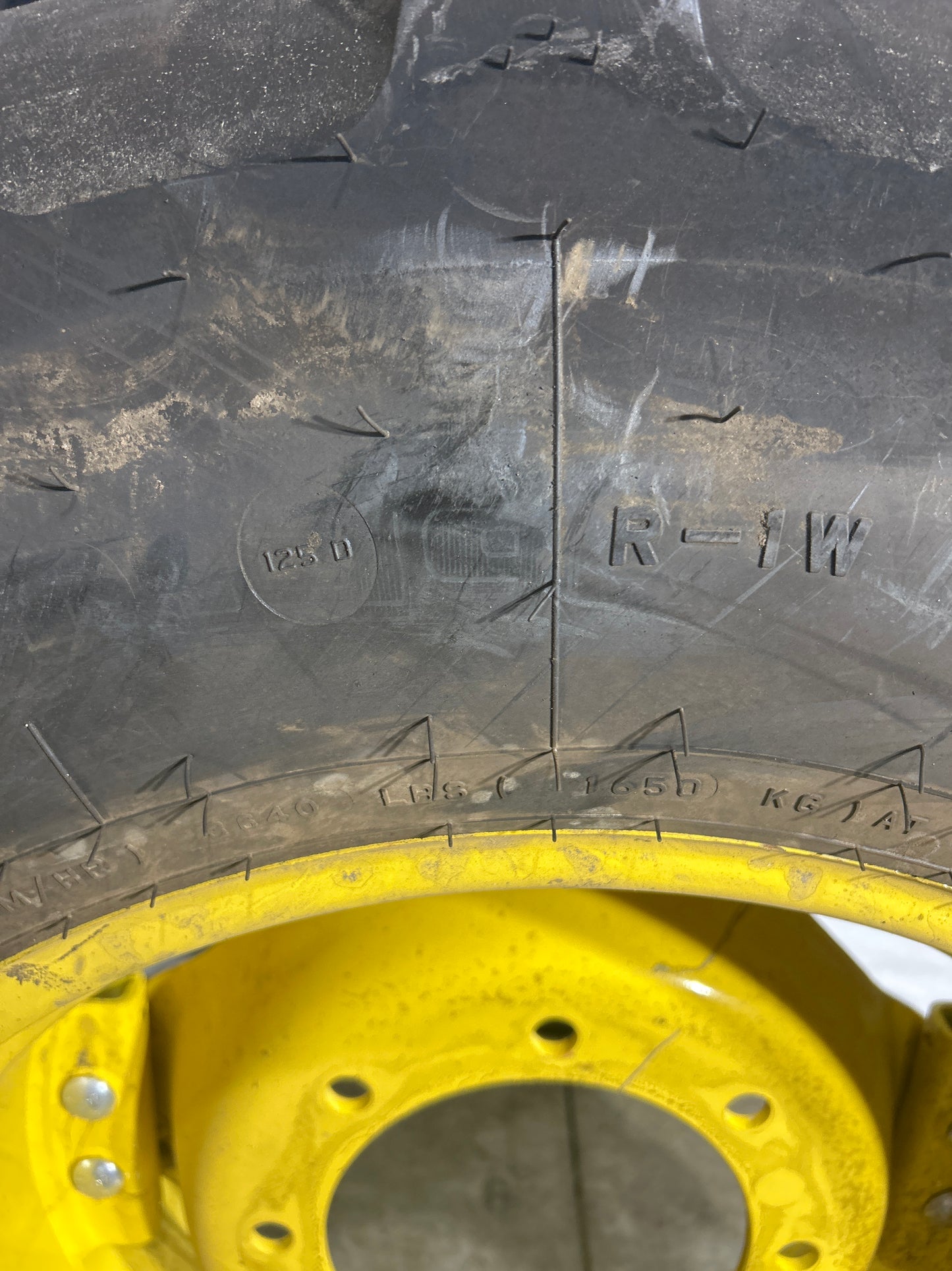 340/85R24 (13.6R24) FIRESTONE PERFORMER 85