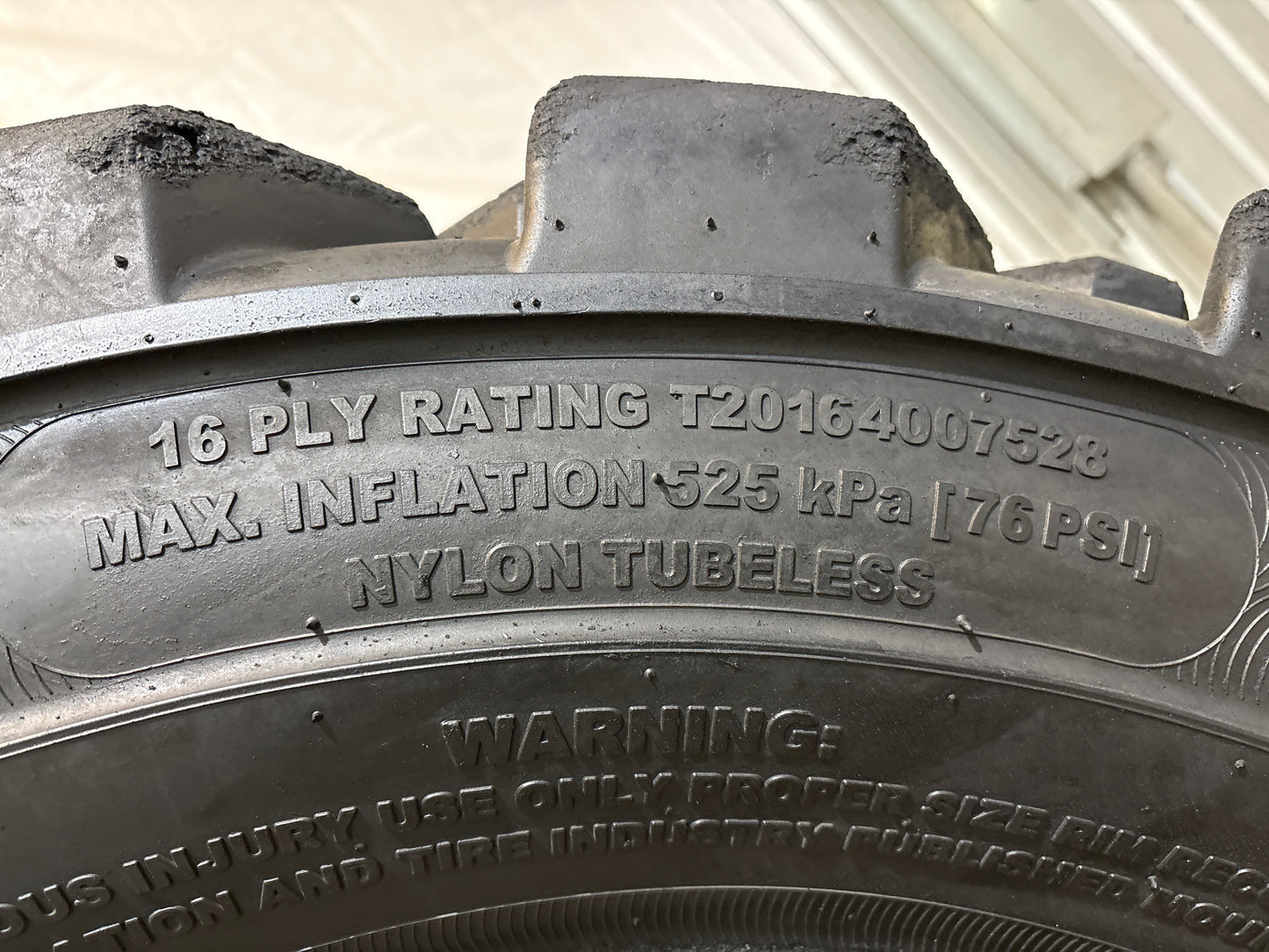 400/75-28 BLACKSMITH LIGHTNING BIAS TELEHANLER TIRE #5811