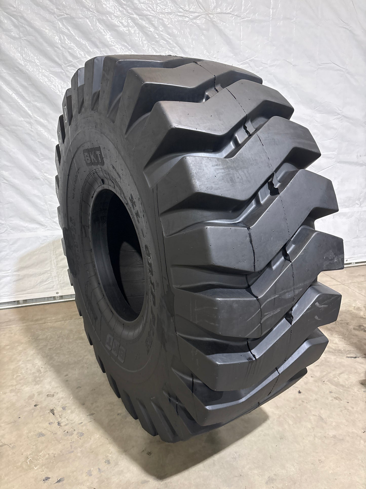 26.5-25 BKT XL-GRIP PLUS #5728