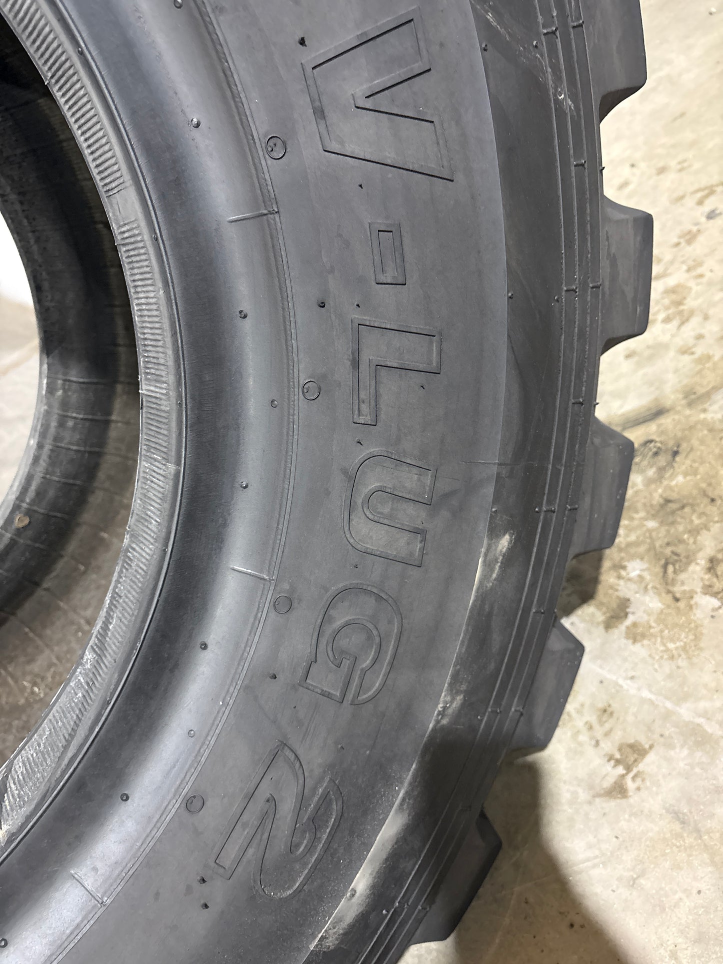 20.5-25 BRIDGESTONE V-LUG II 20 PLY #5776