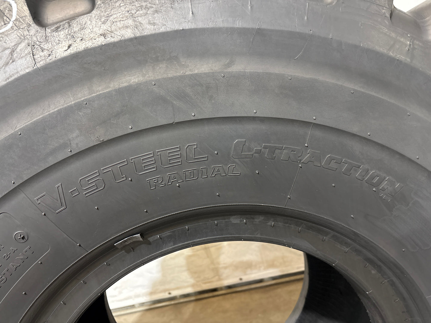 23.5R25 BRIDGESTONE V-STEEL L TRACTION #5640