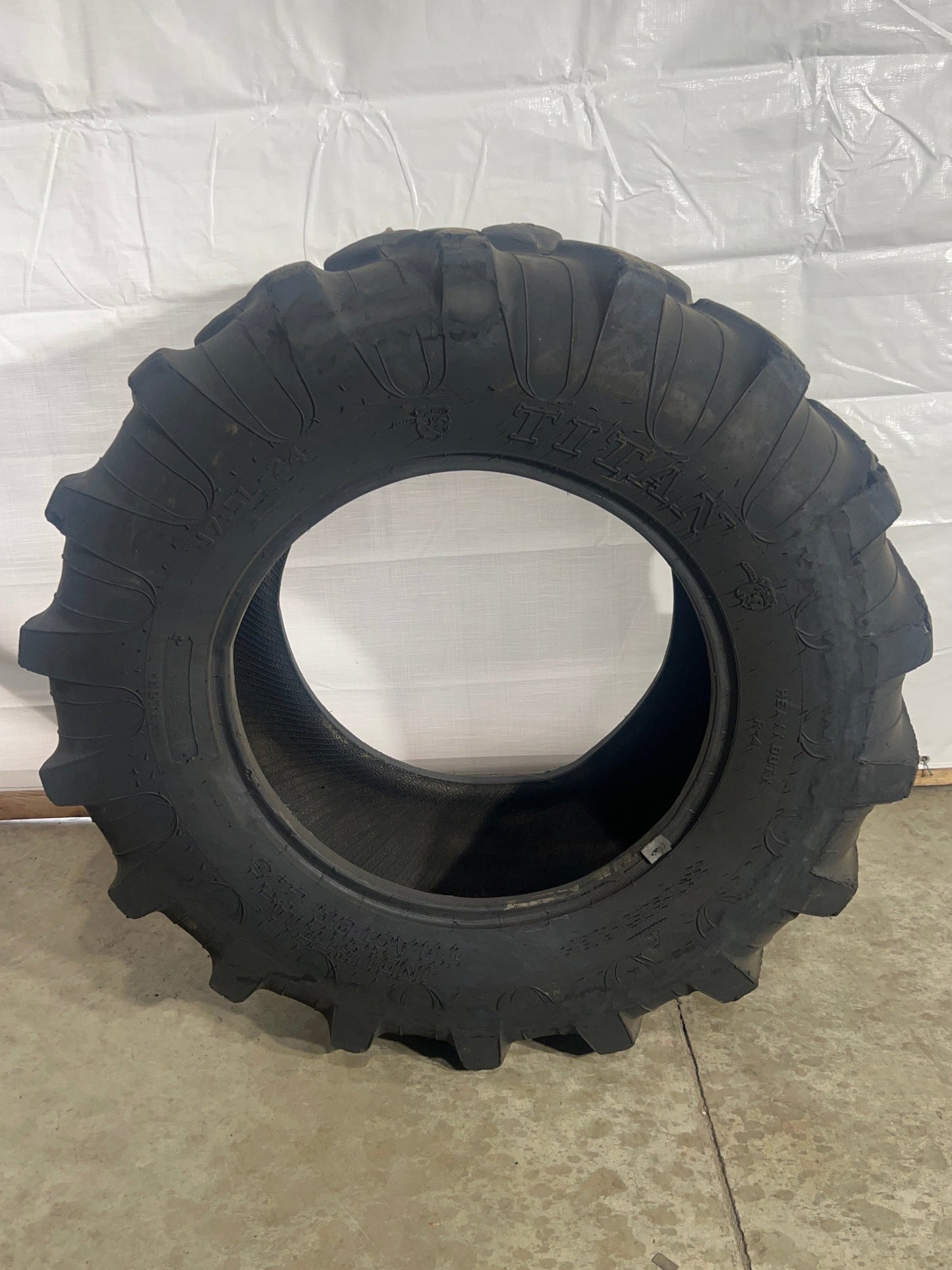 17.5L-24 TITAN INDUSTRIAL TRACTOR LUG 8 PLY