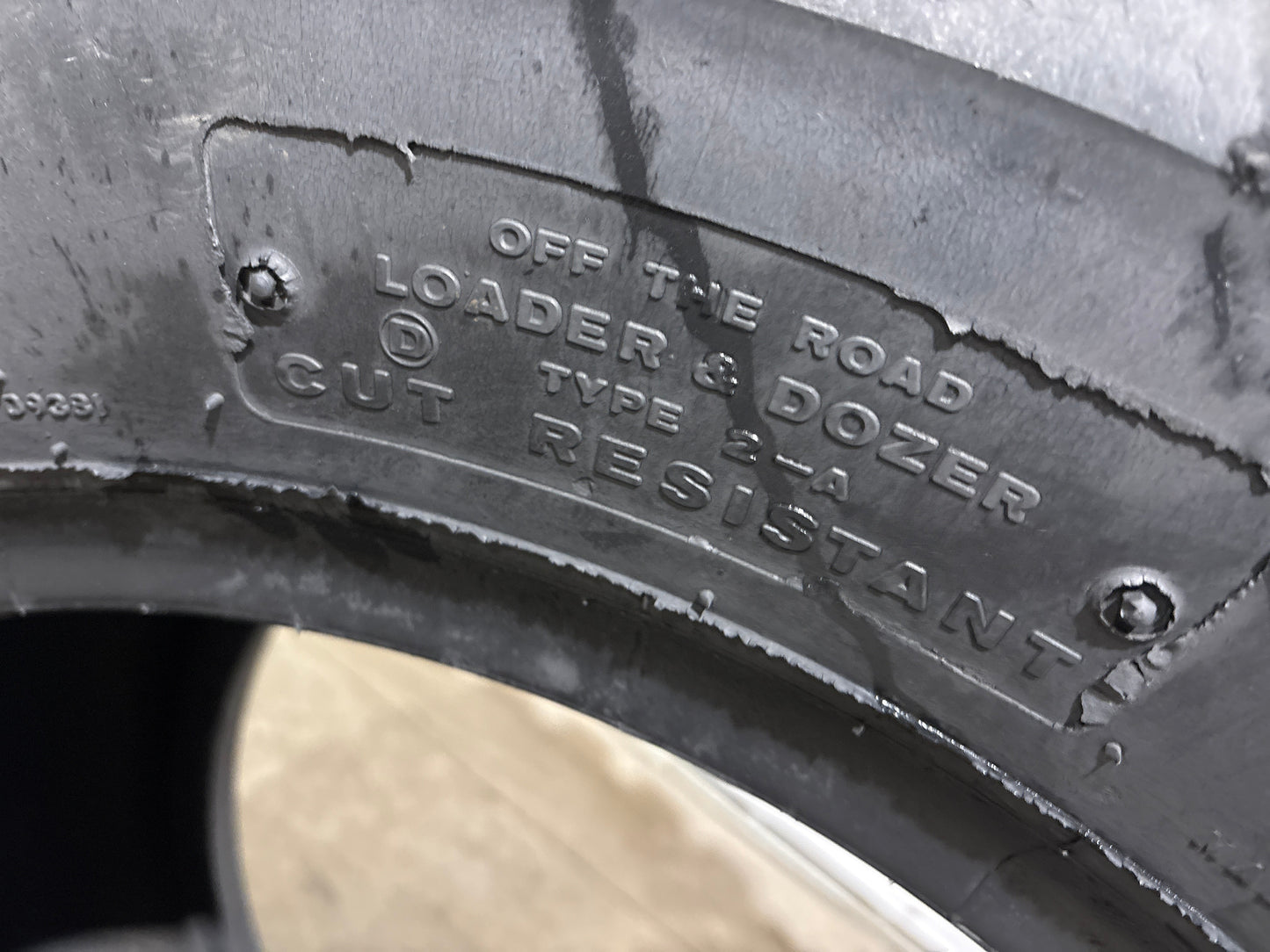 17.5-25 BRIDGESTONE R-LUG LOADER #5706