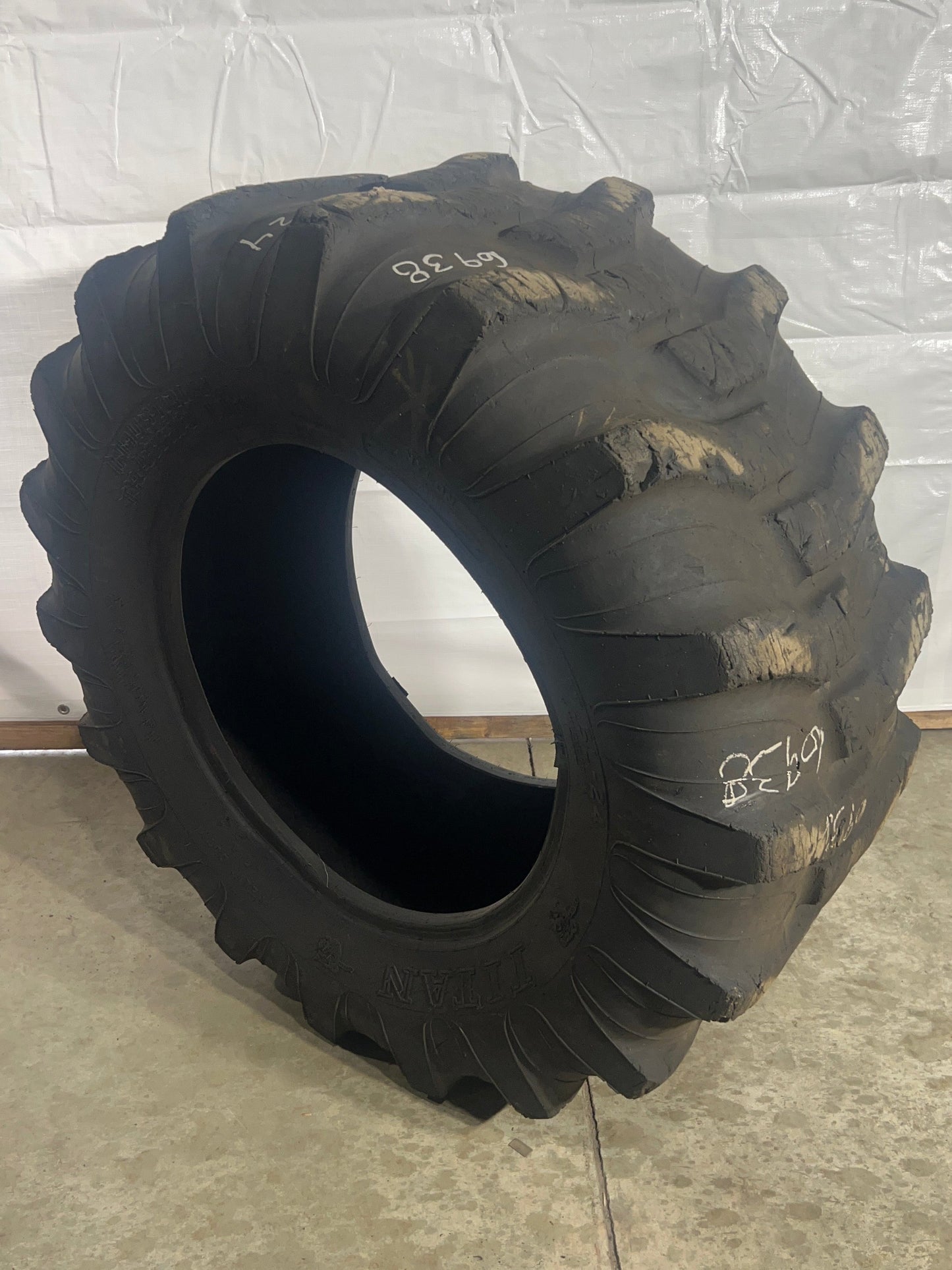 17.5L-24 TITAN INDUSTRIAL TRACTOR LUG 8 PLY