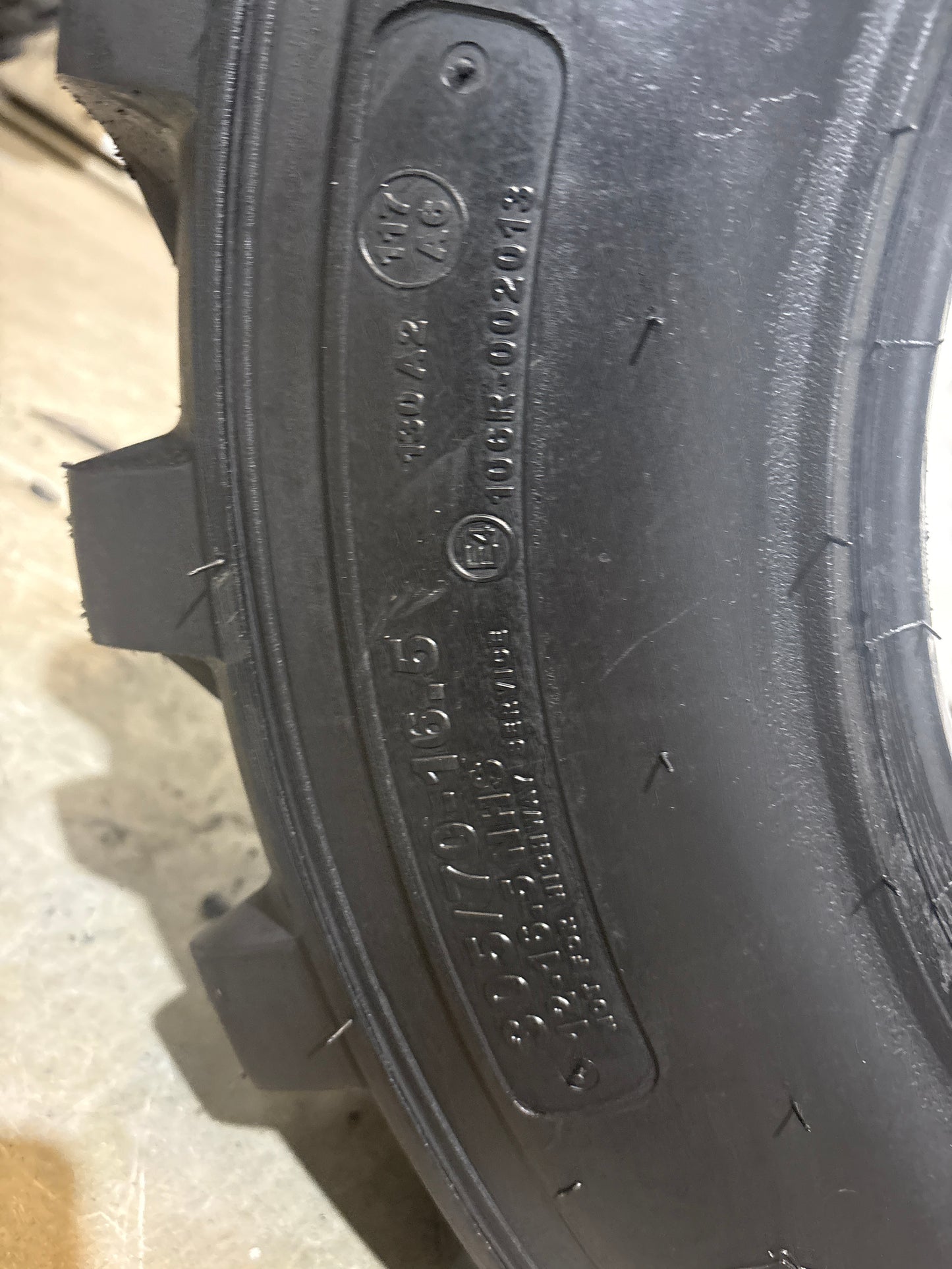 305/70-16.5 (12-16.5) Carlisle Trac Chief 6 Ply  (7052)