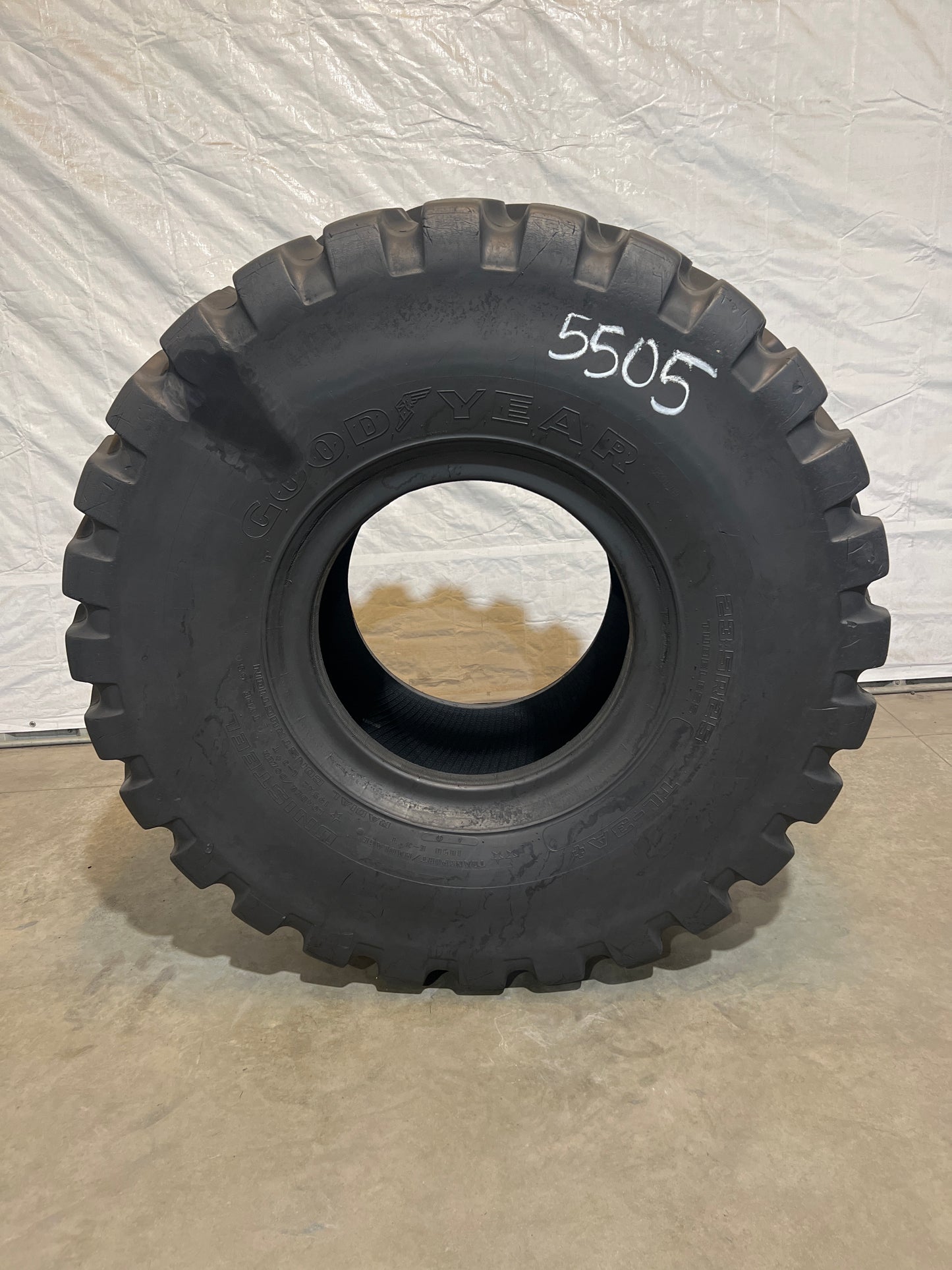 23.5R25 GOODYEAR UNISTEEL RADIAL CONSTRUCTION #5505