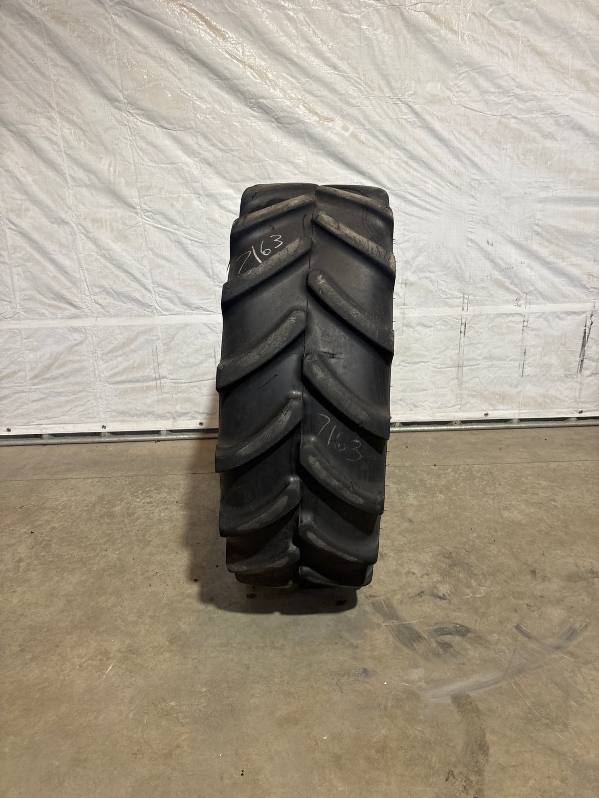 420/85R24 (REPLACES 16.9R24) FIRESTONE PERFORMER 85 EXTRA #7163