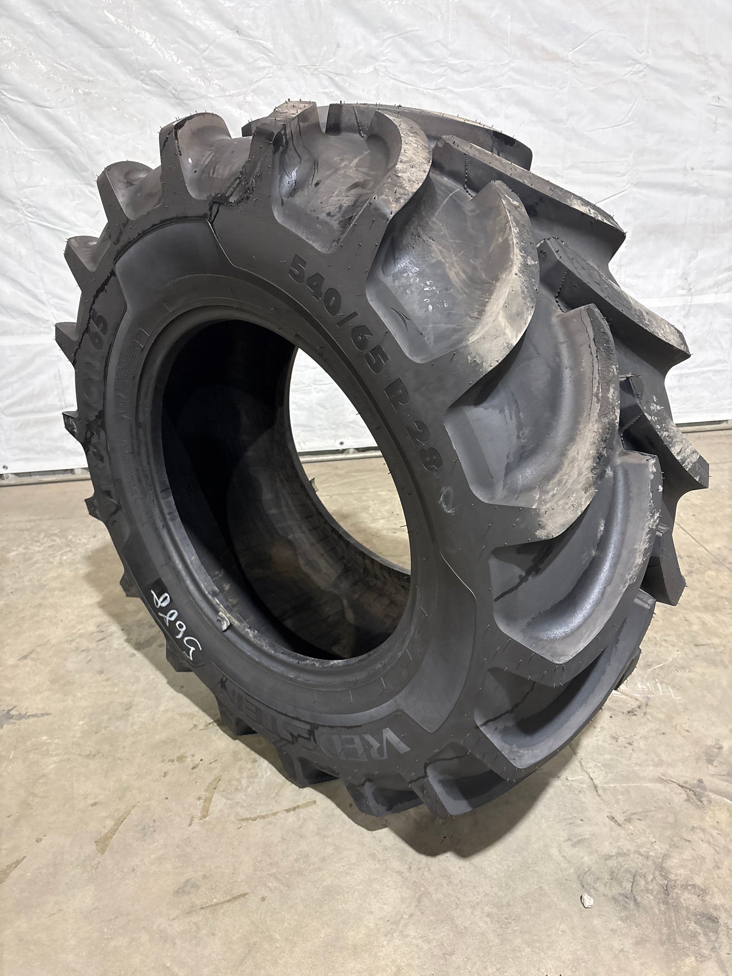 540/65R28 VREDESTEIN TRAXION 65 R-1W AGRICULTURAL DEEP TREAD #5688