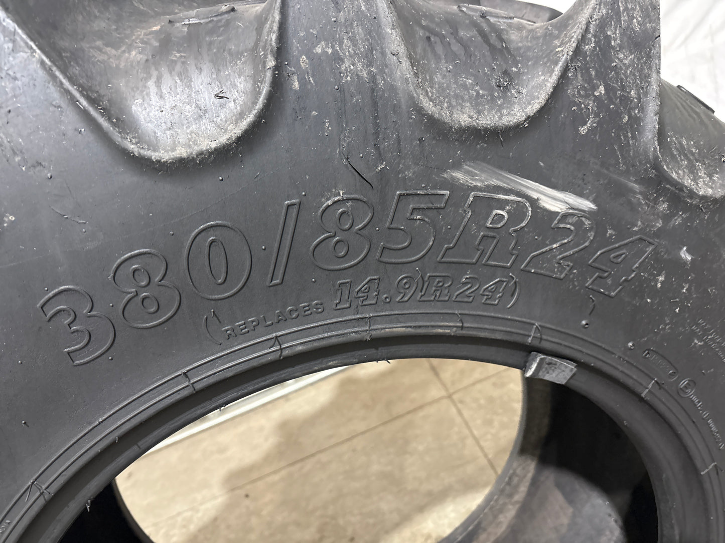 380/85R24 (14.9R24) BKT AGRIMAX RT855 #5667