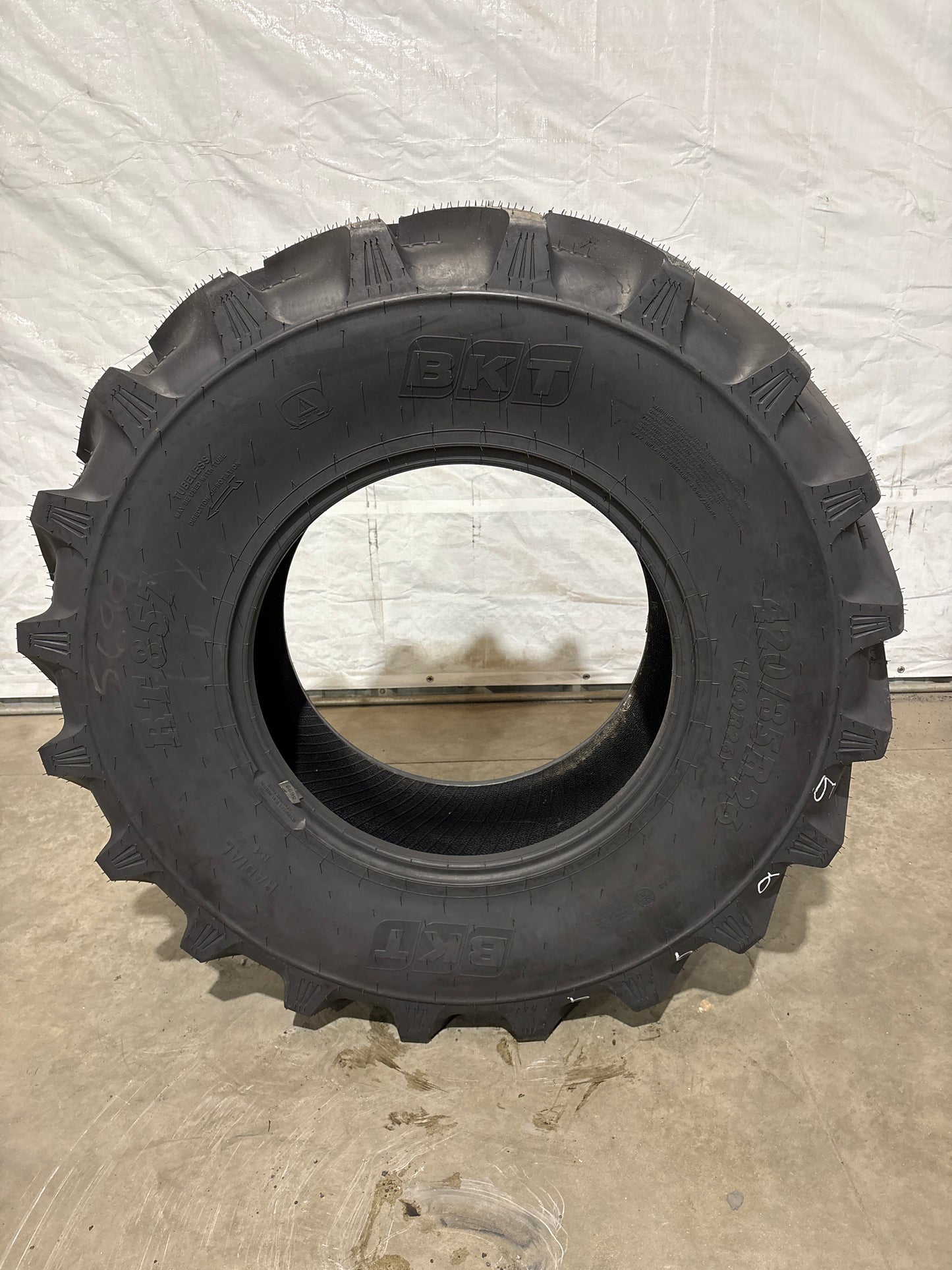 420/85R26 (16.9R26) BKT RT857 #5699