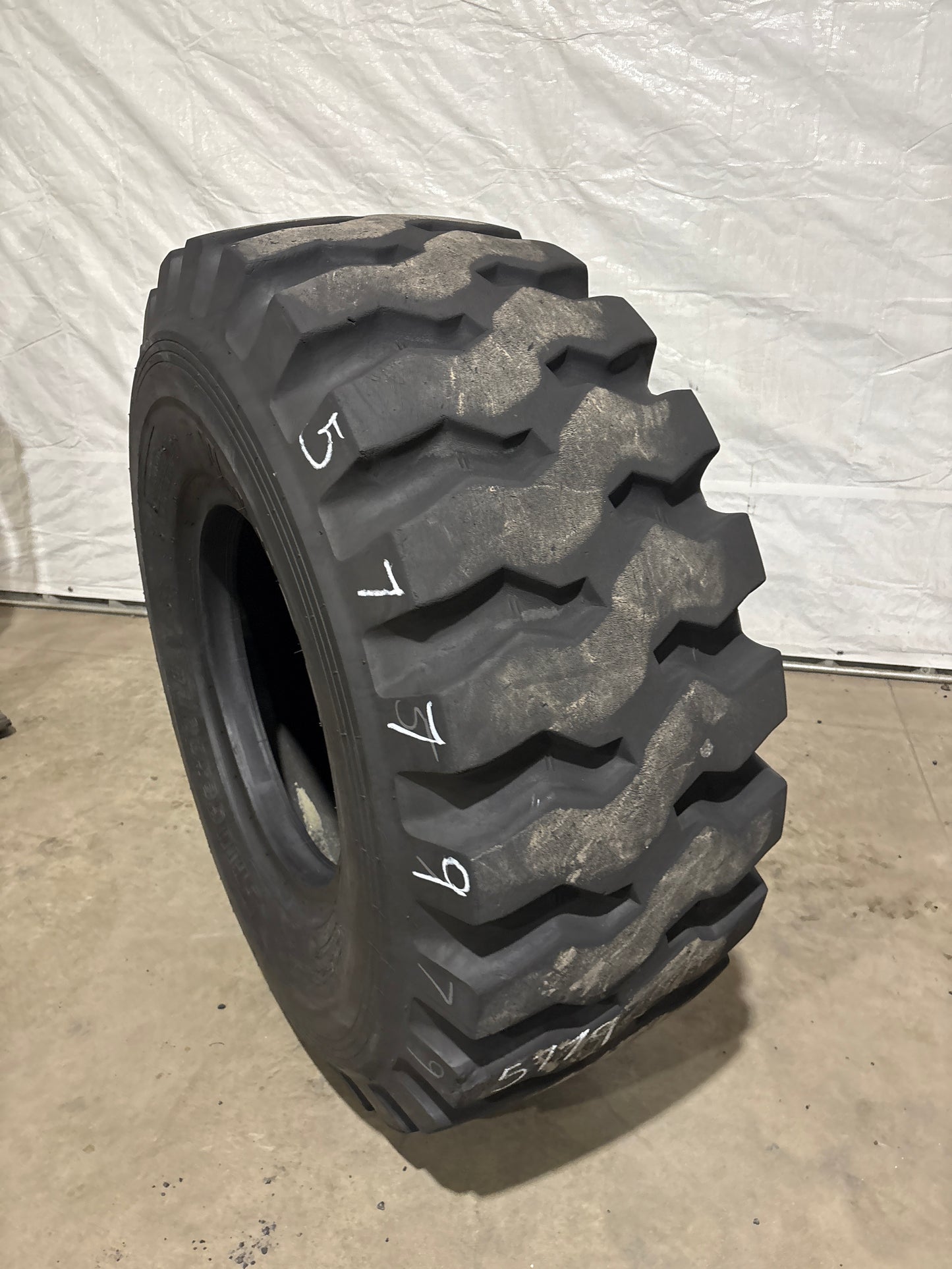 20.5-25 BRIDGESTONE V-LUG II 20 PLY #5779