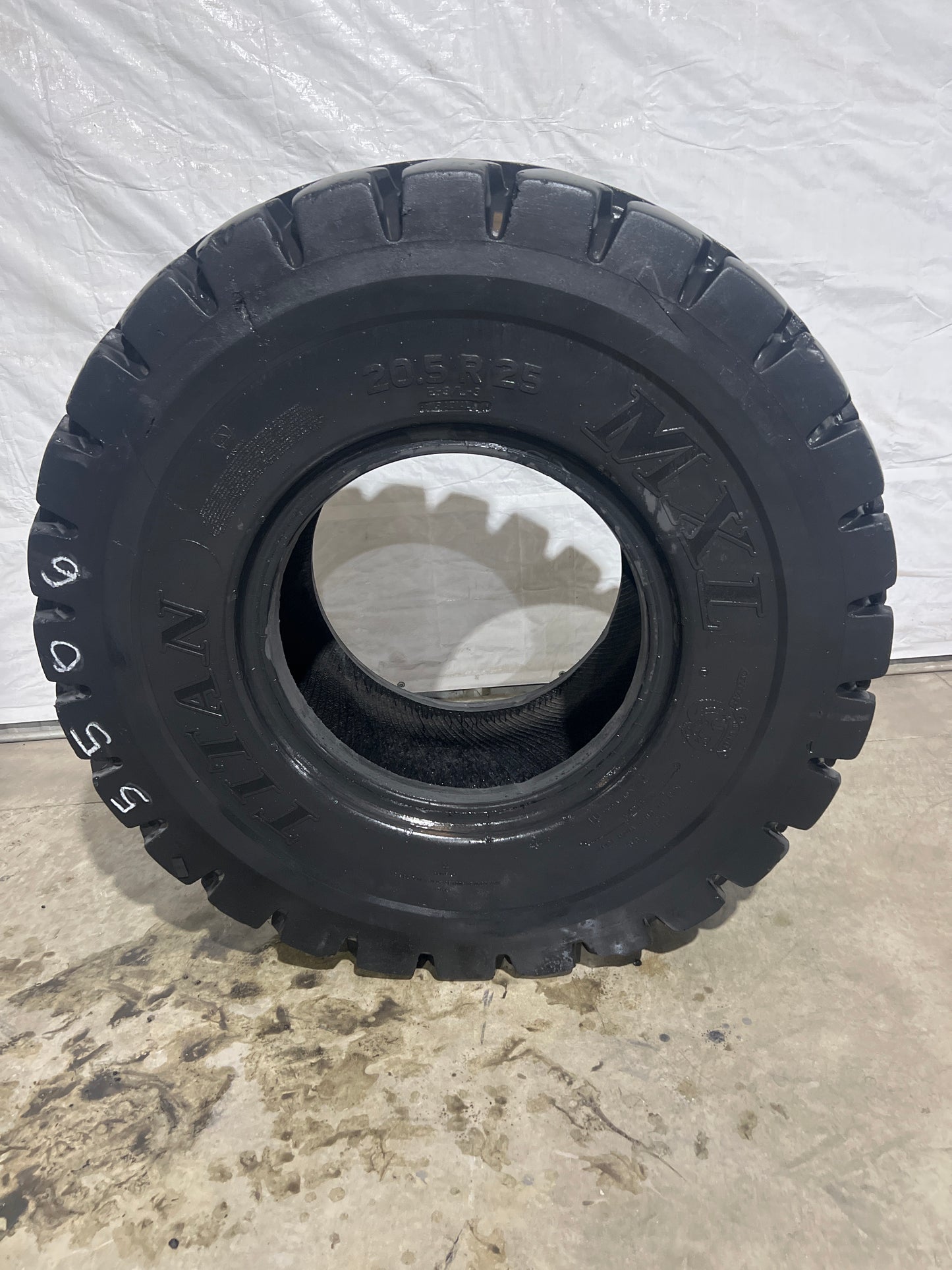 20.5R25 TITAN MXL #5506