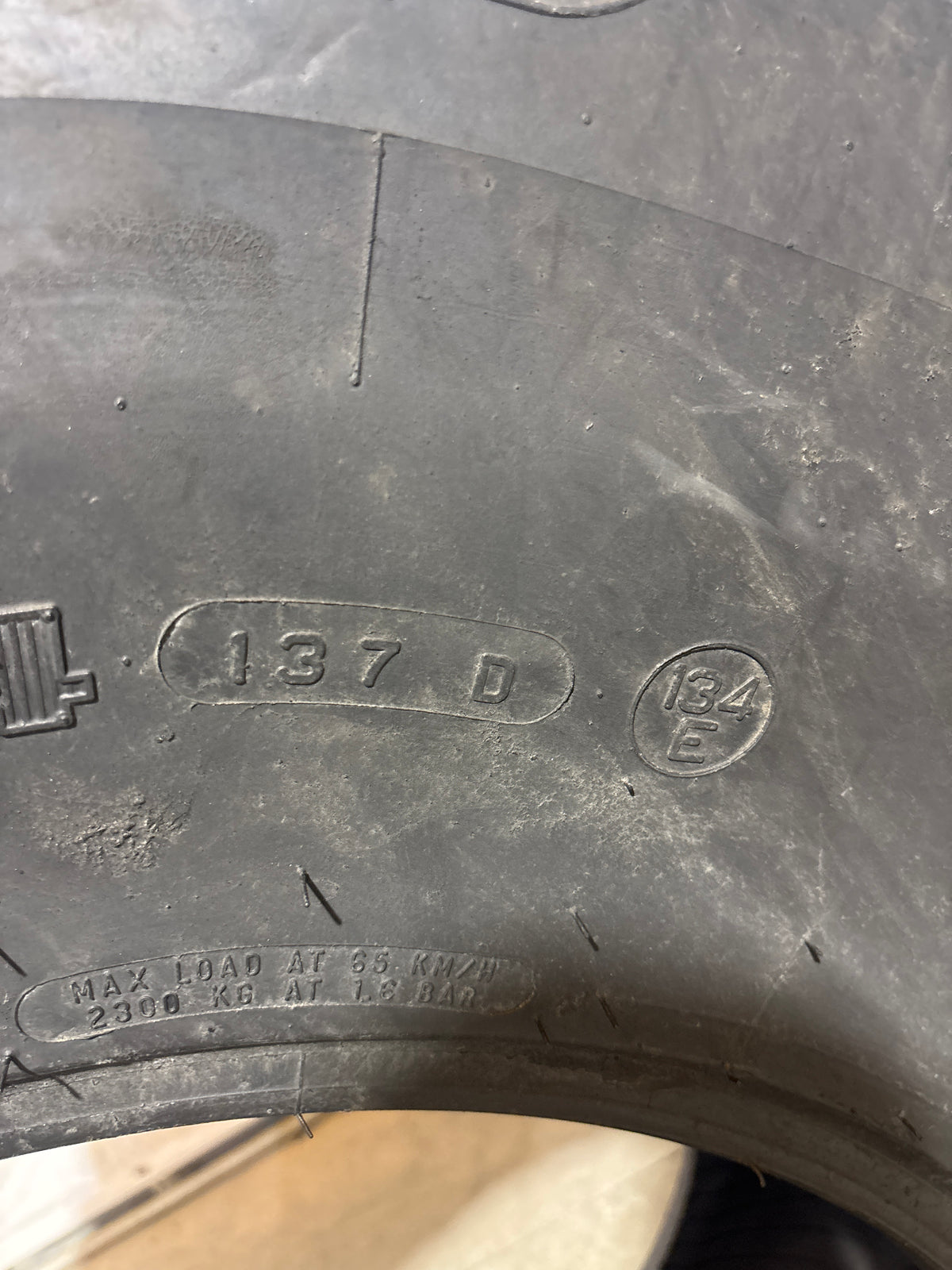 420/85R24 (REPLACES 16.9R24) FIRESTONE PERFORMER 85 EXTRA #7163