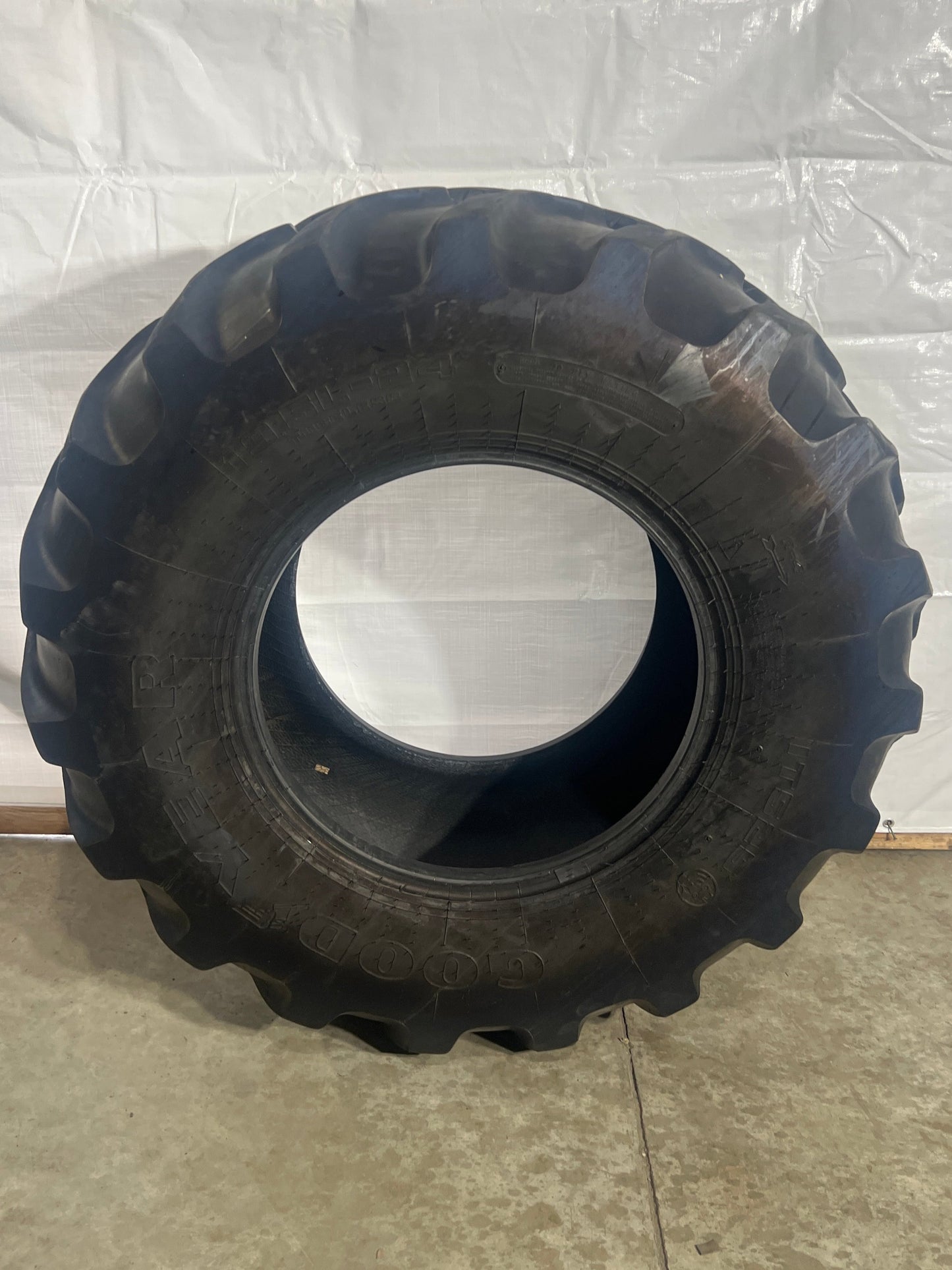 19.5L-24 GOODYEAR IT 525 10 PLY