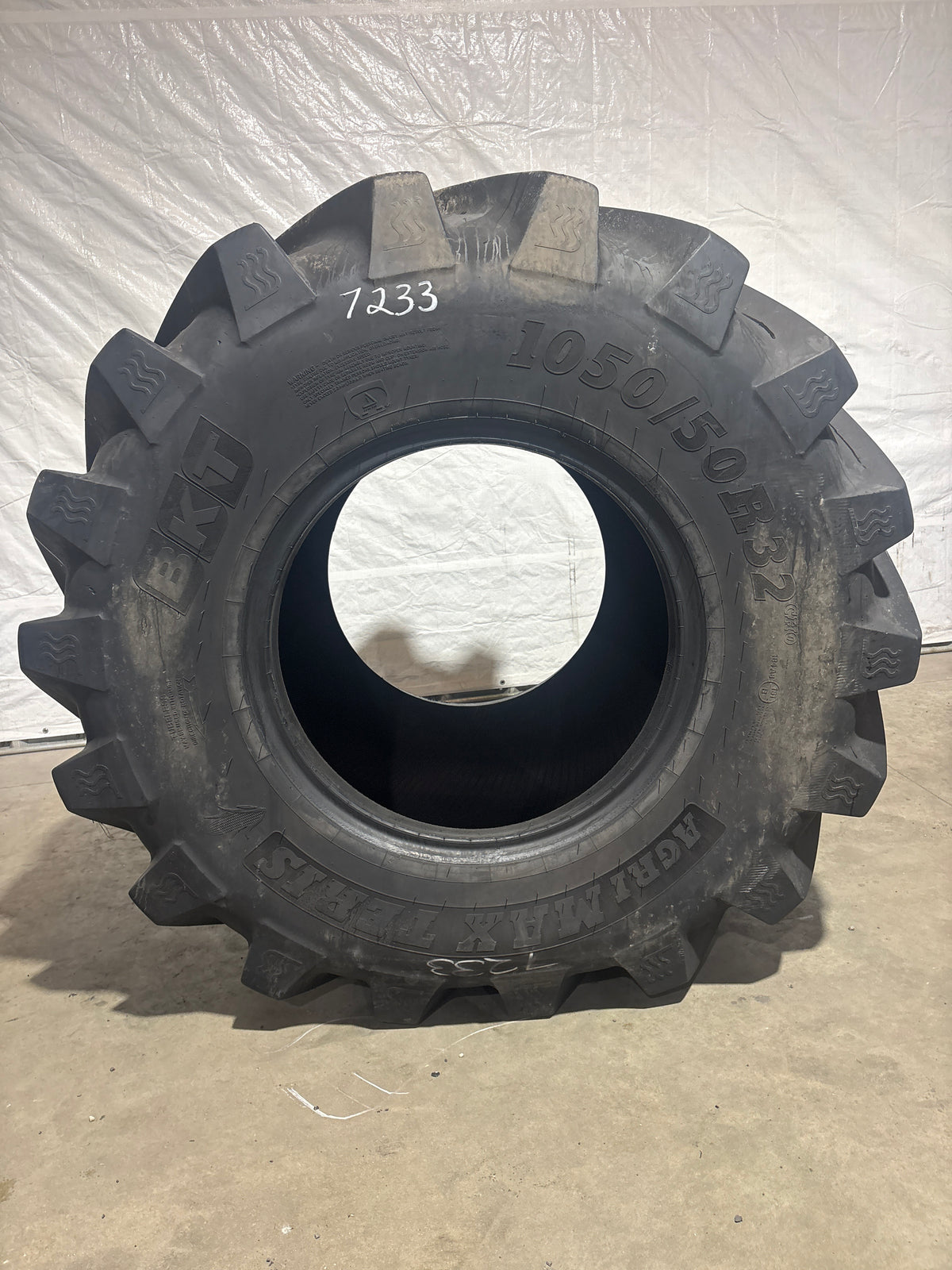 1050/50R32 BKT AGRI MAX #7233